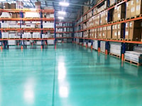 Self-leveling floor in the logistics center