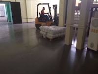 Self-leveling floor in a warehouse with heavy traffic loads